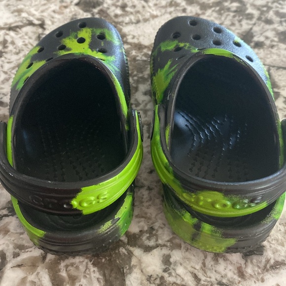 Crocs Black & Green Tie Dye Clogs - Picture 6 of 6
